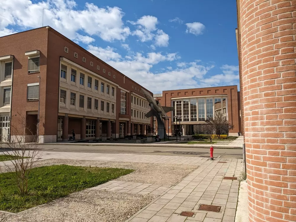 ’iniziativa ha interessato sei sedi tra Modena e Reggio Emilia con installazioni dedicate ad aule, auditorium e sportelli universitari. ’iniziativa ha interessato sei sedi tra Modena e Reggio Emilia con installazioni dedicate ad aule, auditorium e sportelli universitari.