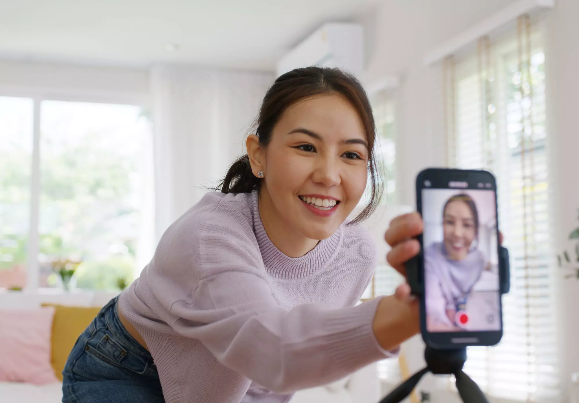 Laurea per influencer in Cina. Un creator davanti al microfono rappresenta la nuova regola che impone titoli di studio per parlare di salute, finanza e diritto online.