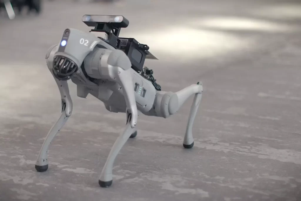 Studenti universitari al Leonardo Drone Contest con droni e robot autonomi in gara per innovazione e ricerca.