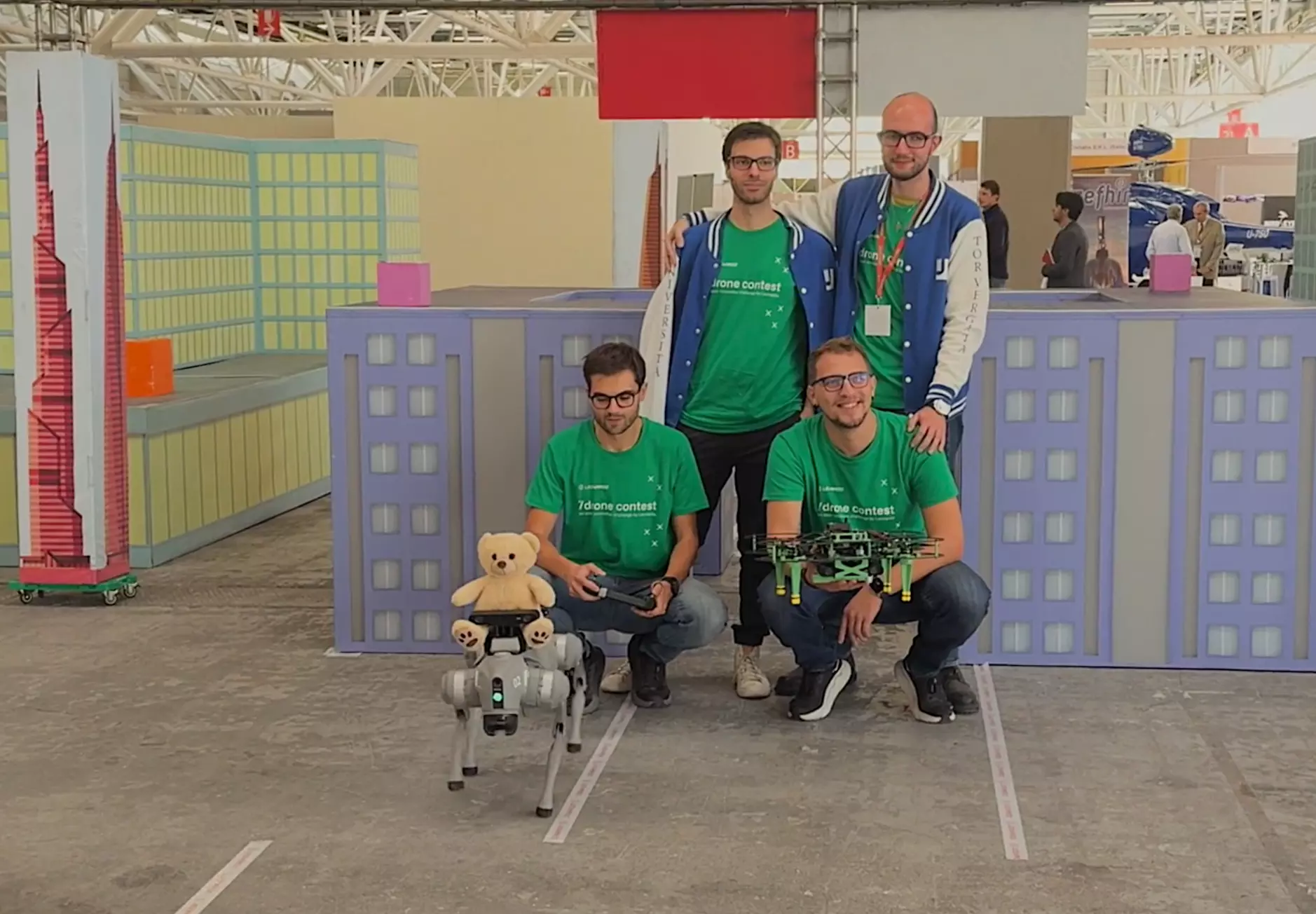 Leonardo-Drone-Contest–università-e-innovazione-insieme-per-il-futuro-dei-sistemi-autonomi Studenti universitari al Leonardo Drone Contest con droni e robot autonomi in gara per innovazione e ricerca.