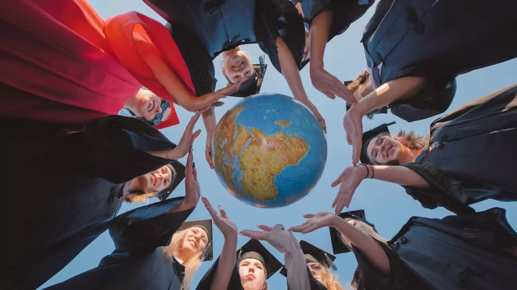 giovani studenti di diverse nazionalità che sperimentano lo studio in un università all'estero.