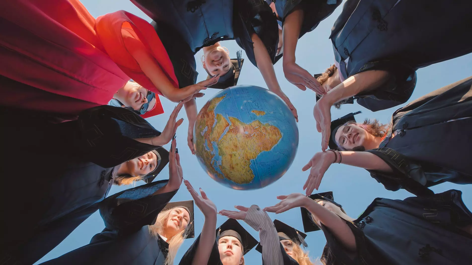 Università all’estero il percorso di consapevolezza internazionale giovani studenti di diverse nazionalità che sperimentano lo studio in un università all'estero.