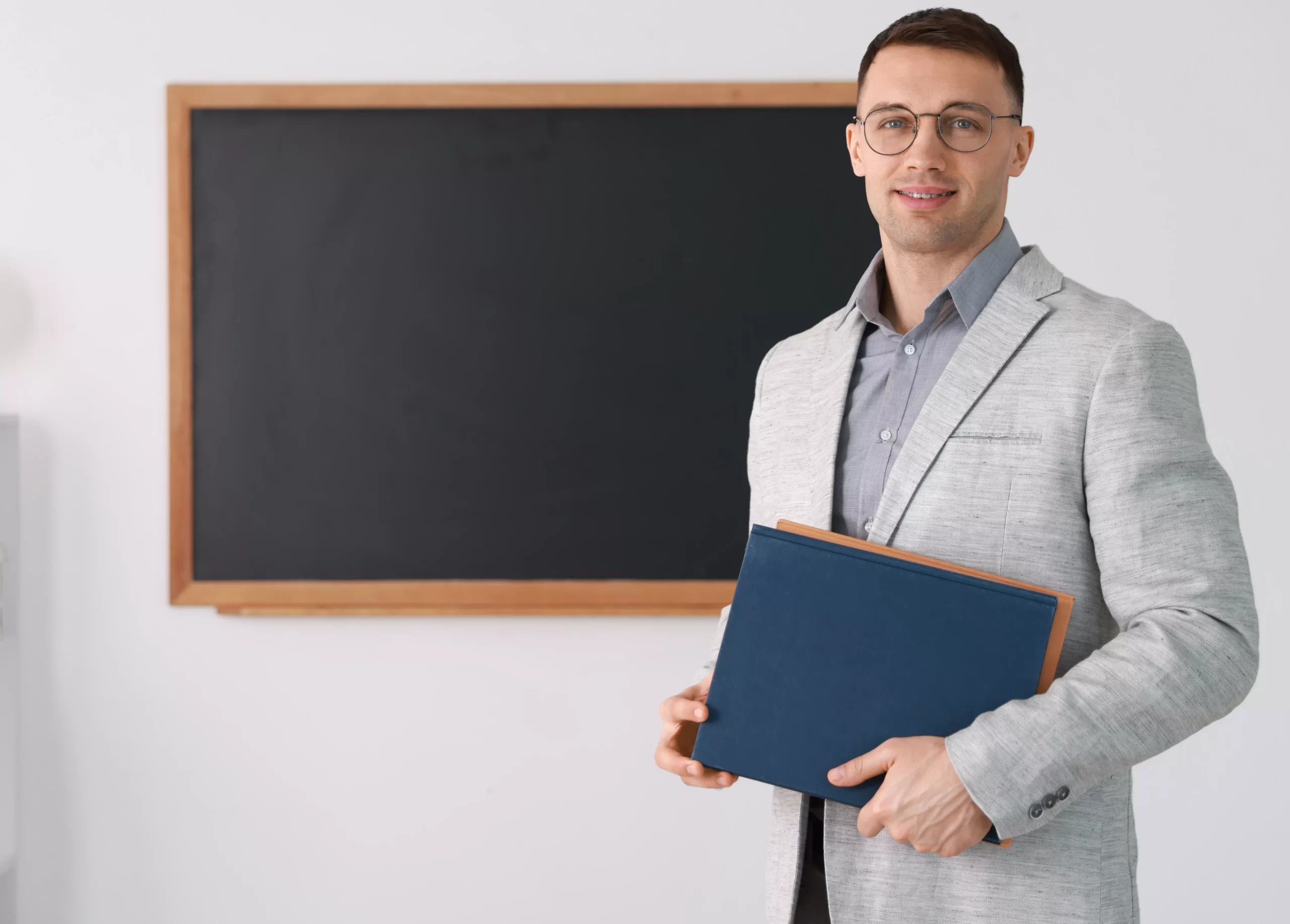 Professore in aula mentre prepara una lezione, dopo la compilazione della domanda GPS 2026 per le supplenze