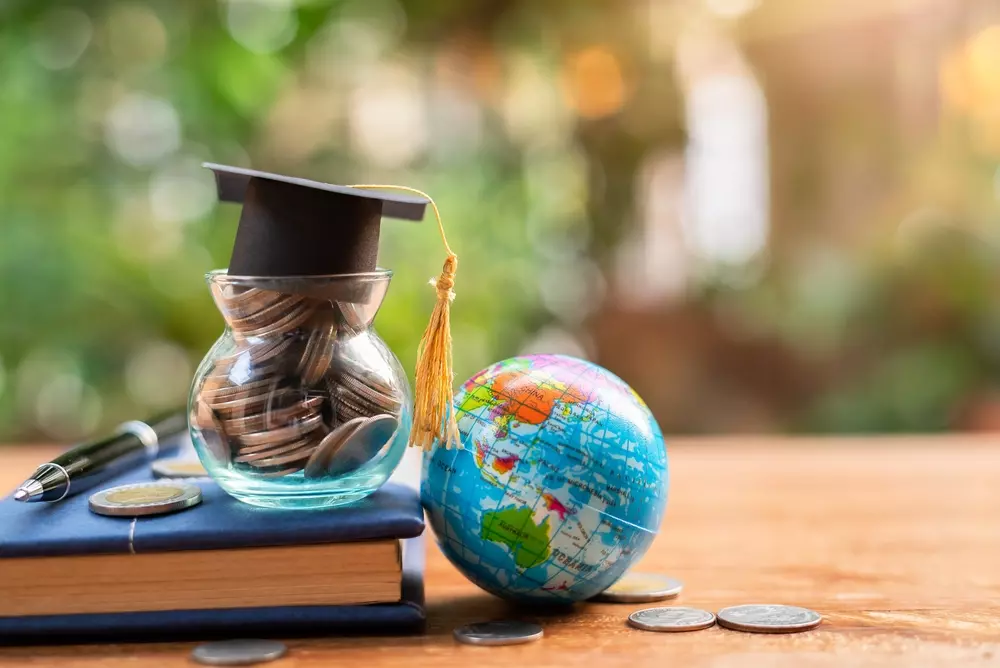 Studente che pianifica il budget e calcola quanto costa studiare all’estero