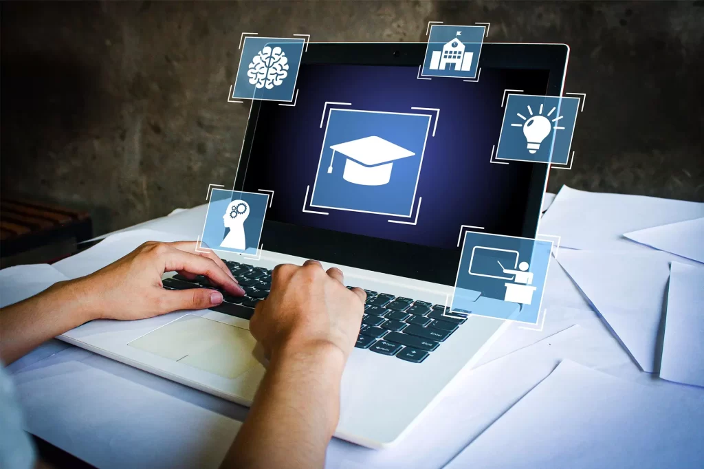 Studente che segue una lezione online al computer in una università telematica prima del ritorno agli esami in presenza