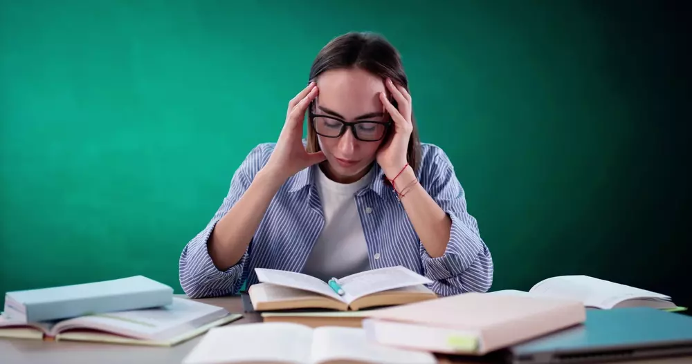 Insegnante in aula durante lezione, tema carta del docente 2026 per precari e diritto al bonus formazione