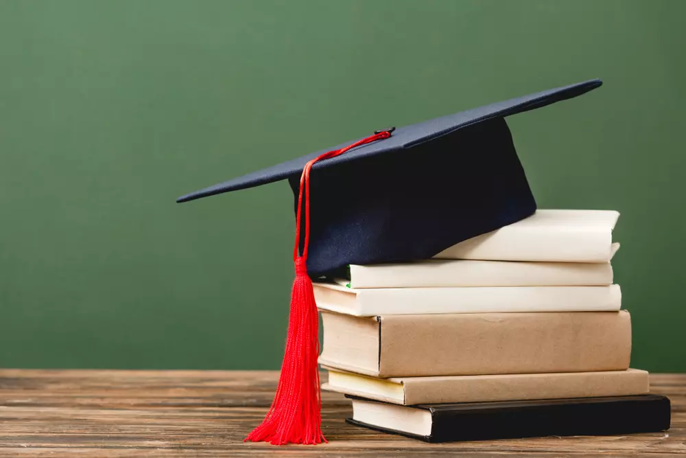 Prepara la tesi magistrale consultando libri, documenti e materiali di ricerca universitaria su universita.it