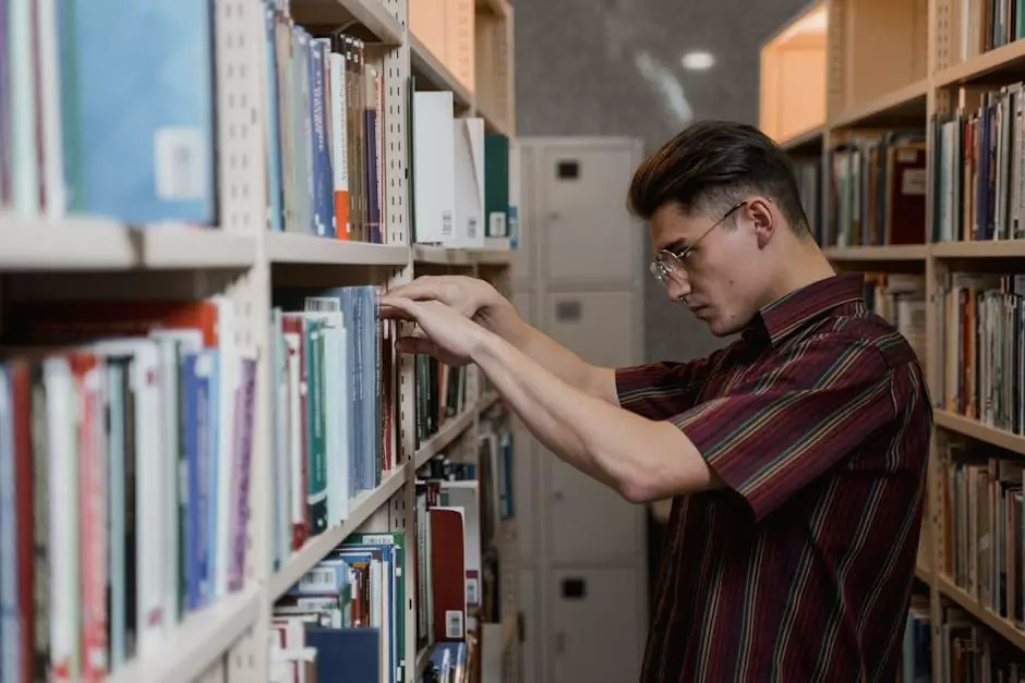 Studente universitario organizza la tesi di laurea magistrale tra ricerca bibliografica, appunti e scadenze