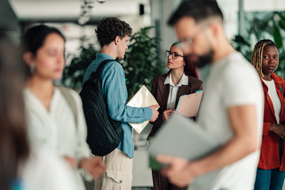 Pensare all’università come un qualcosa da ventenni può essere fuorviante. In Italia, è boom di iscritti di over 40. Non più ragazzi giovani, inesperti e appena usciti dal liceo, ma professionisti con un lavoro che per diversi motivi decidono di rimettersi sui libri. Pensare all'università come un qualcosa da ventenni può essere fuorviante. In Italia, è boom di iscritti di over 40. Non più ragazzi giovani, inesperti e appena usciti dal liceo, ma professionisti con un lavoro che per diversi motivi decidono di rimettersi sui libri.