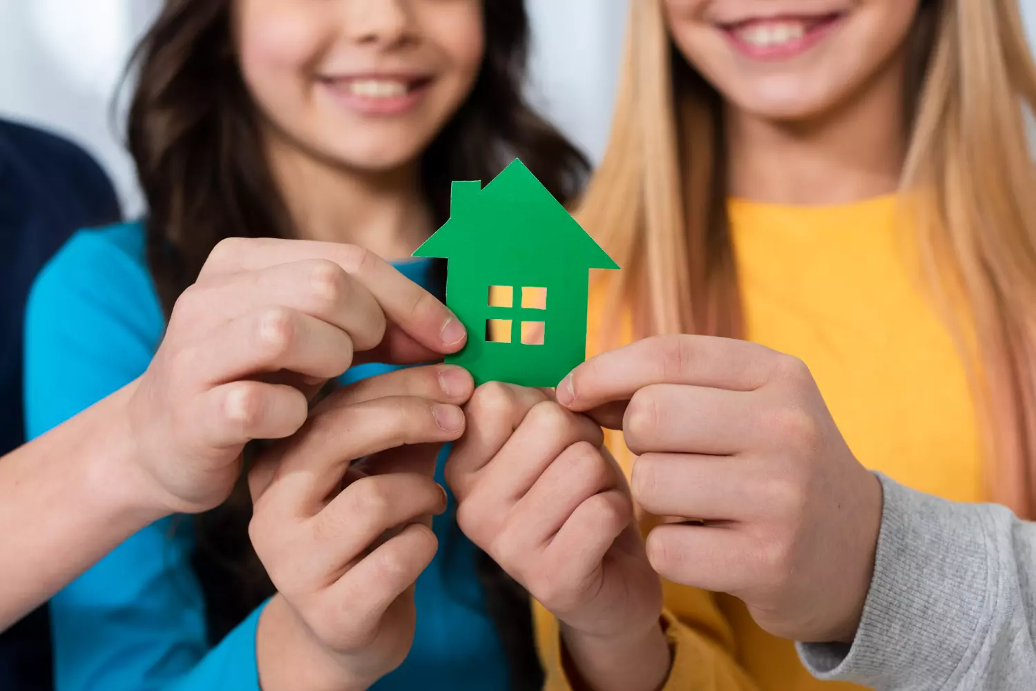 Giovane che valuta un mutuo prima casa con agevolazioni under 36 e Fondo Consap