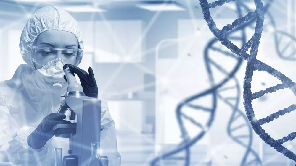 Studente si informa su biologia laurea abilitante, tirocinio, prova pratica e accesso alla professione di biologo