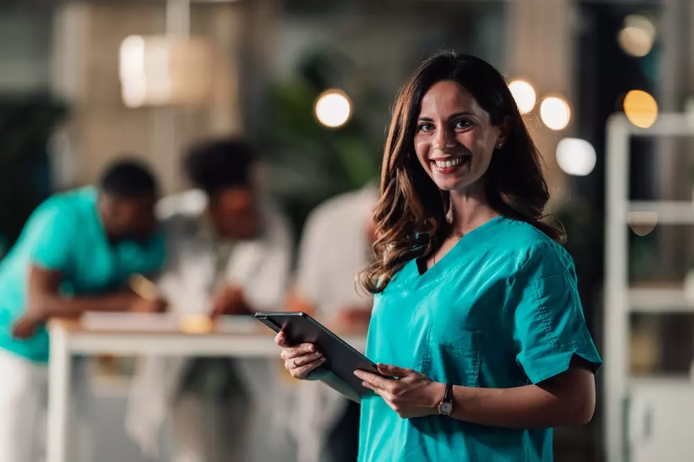 Professionista sanitario che valuta un master professioni sanitarie online per crescere verso ruoli di coordinamento e gestione.