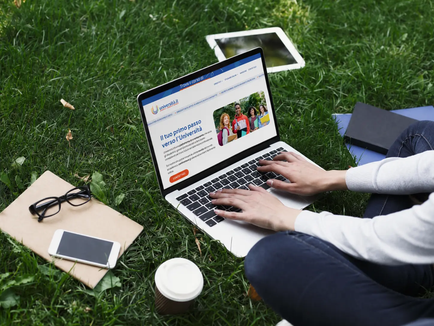 Studente valuta l’iscrizione all’università telematica e la scelta di un corso di laurea online