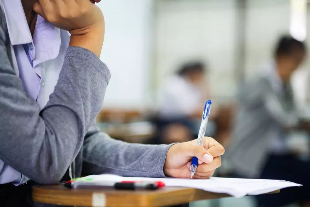 Studente consulta il calendario MUR dei test di ammissione 26/27 per i corsi universitari ad accesso programmato