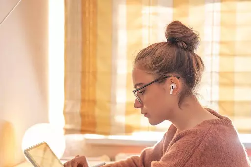 Pubblicare la tesi di laurea come trasformarla davvero in un libro Neolaureata al computer riscrive la propria tesi di laurea per trasformarla in un libro