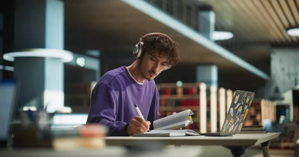 Studente che costruisce un metodo di studio efficace per ricordare meglio gli argomenti
