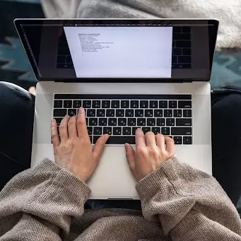Intelligenza artificiale all'università: l'83% degli studenti la usa, ma solo il 18% ha ricevuto istruzioni