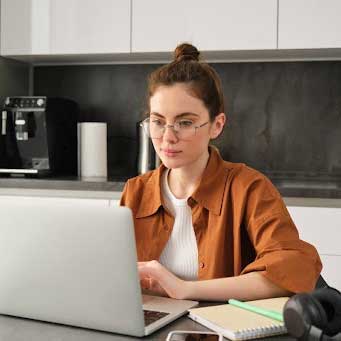 Tesi nelle università telematiche: metodo, scadenze e revisione senza rinvii