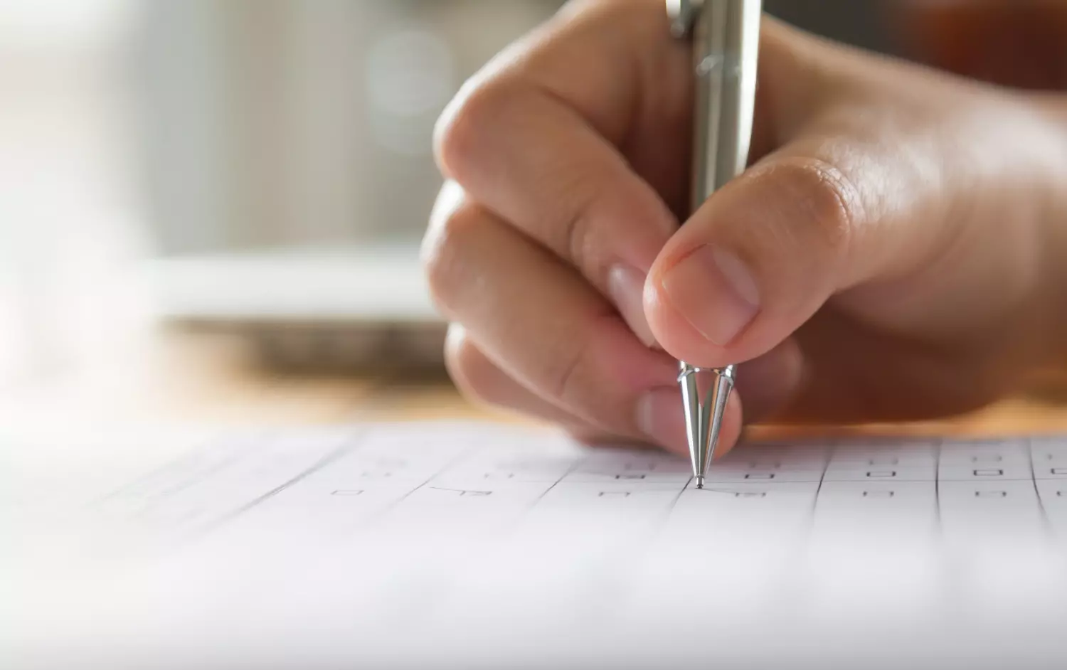 La patente da studente universitario come prenderla fuori sede senza perdere il semestre Studente che si prepara alla patente online tra quiz teorici e lezioni di guida